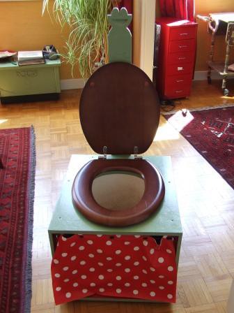 Toilette sèche "boîte" ouverture par le devant